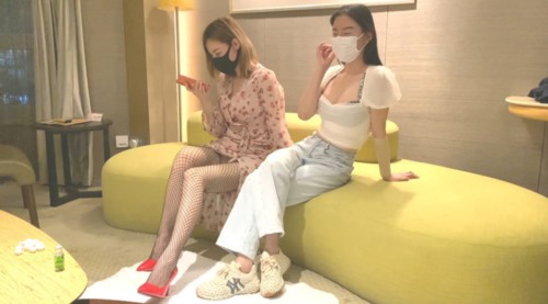 54403-两个兼卝职美女模特又没钱花了 找摄影师想接点活动 正好一起玩双卝飞.jpg